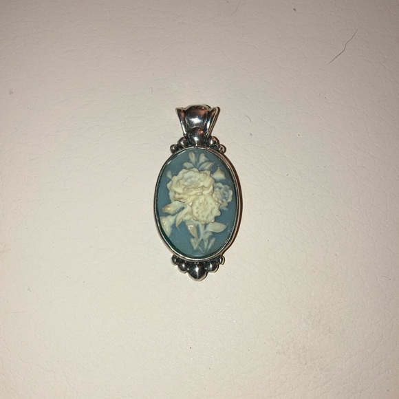 Sterling Cameo Floral Pendant & 17in Sterling Silver Chain EUC - Picture 4 of 6